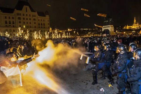 Protestele anti-guvern ridică tensiunea la Budapesta: răniți și zeci de arestați. Imagini dramatice