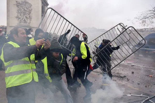 Macron, un pas înapoi. Majorarea taxei pe carburanți, suspendată după protestele ”vestelor galbene”