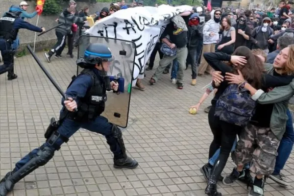 Protest violent în centrul Parisului din cauza sistemului de pensii