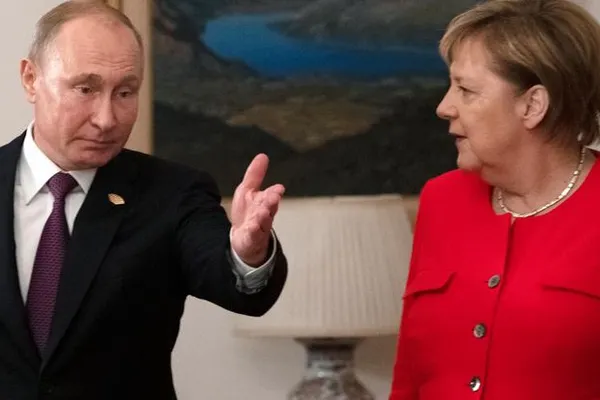 Merkel i-a cerut lui Putin să-i elibereze pe marinarii ucrainieni