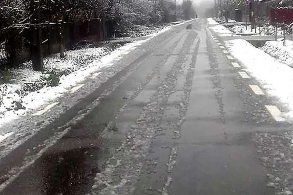 Poliția rutieră: risc crescut de accidente, din cauza poleiului