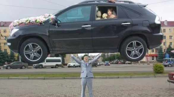 Cele mai NEBUNE poze de la nunţi. Spectacol halucinant, made in RUSIA. Ce-o fi fost în capul lor?