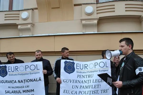 Polițiștii amenință cu proteste dacă Guvernul le îngheață salariile și sporurile