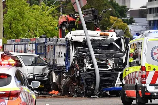 TRAGEDIE!O persoană a murit, mai multe au fost rănite după ce un camion a lovit un grup de pietoni