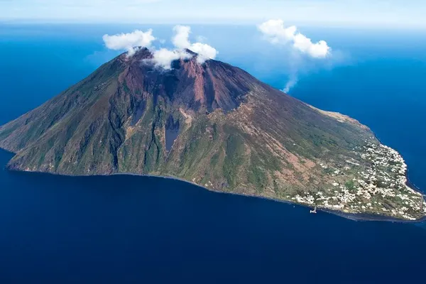 Evenimente stranii. După Etna, Stromboli, al doilea vulcan italian, este gata să erupă