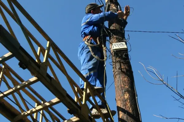 Guvernul majorează o taxă pentru companiile din energie şi telecom, din 2019