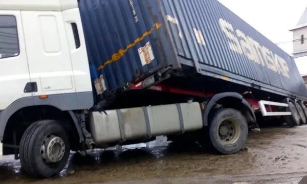 Accident grav în Vrancea: Autotren derapat pe podul de la Dumbrăveni