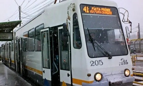 Bărbat bănuit că agresa sexual femeile în tramvaiul 41, din Capitală, REȚINUT de polițiști