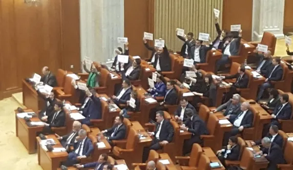 USR şi PNL vor sesiza CCR privind Legea pensiilor