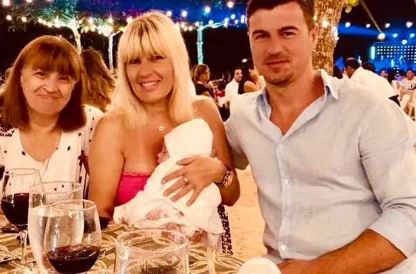 Elena Udrea, fotografie din noaptea de Revelion, alături de fetița ei