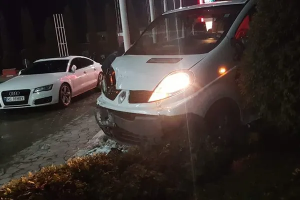 Accident teribil între un microbuz cu 9 persoane şi un autoturism
