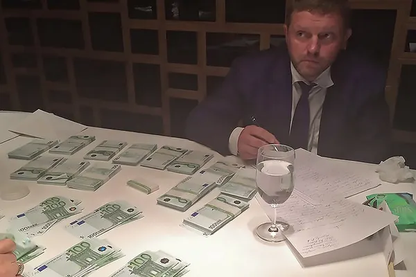 Rusia adoptă un nou concept, ”mita inevitabilă”, pentru a-i apăra pe oficialii corupți