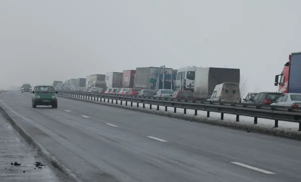Trafic rutier restricționat, A2 parţial închis, risc de accident pe A1 (VIDEO)