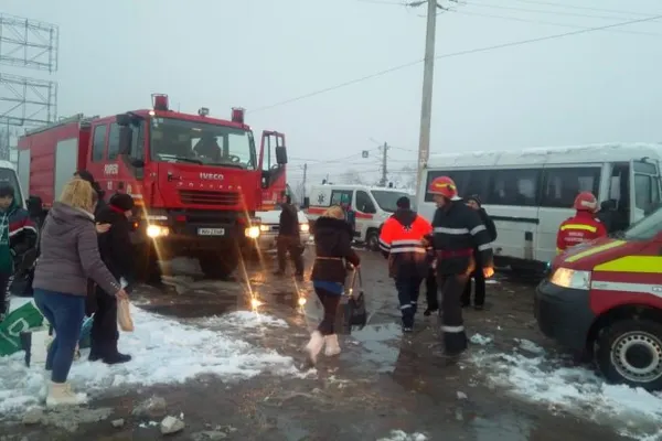 Accident grav în Prahova: Un microbuz cu 21 de persoane a intrat în coliziune cu o autoutilitară