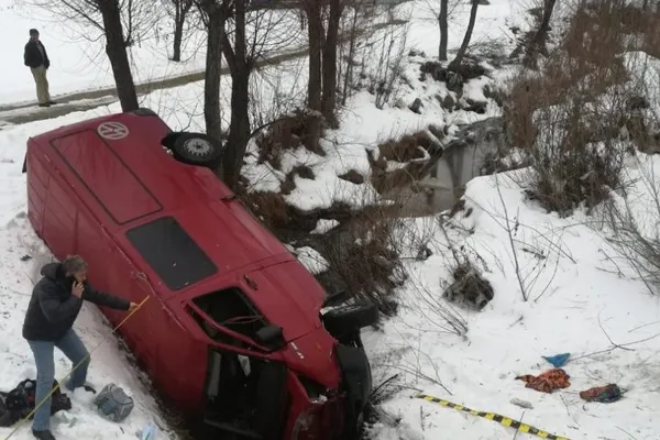 Microbuz cu pasageri, accident cumplit în Bacău: un mort, 5 răniți