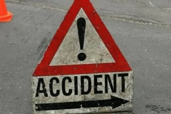 Accident pe DN 13, după coliziunea dintre un autocar şi un TIR