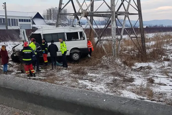 Accident cu microbuz: 7 persoane rănite, o femeie încarcerată