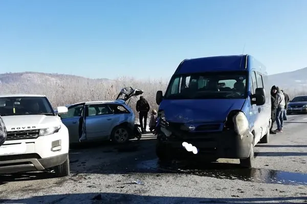 Accident cumplit DN 1. Patru mașini implicate. Mai mulți răniți