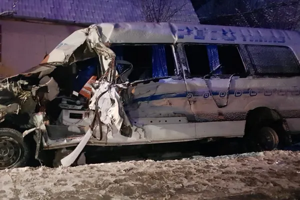 Accident groaznic. Un microbuz cu 16 persoane, spulberat de un TIR. FOTO