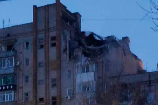 Explozie puternică la un bloc de locuințe din Rusia. Morți și prinși sub dărâmături