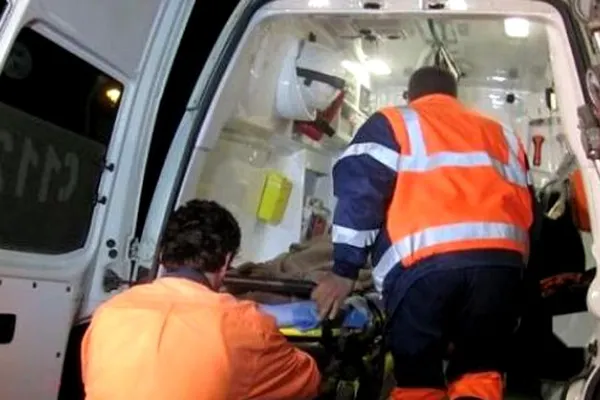 Accident în Argeş: A intrat cu mașina într-o stație de autobuz. 3 persoane rănite