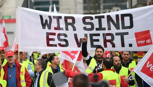 Haos pe aeroporturile din Germania: sute de zboruri anulate, mii de oameni în așteptare
