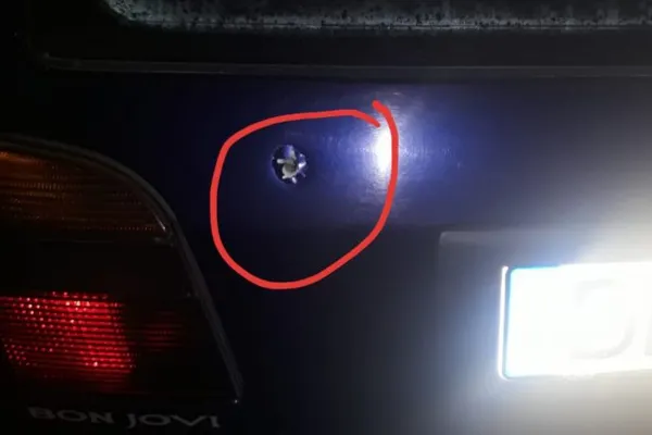 Polițiștii au tras cinci focuri de armă asupra unei mașini ce nu a oprit la semnal