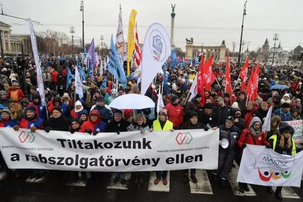 Proteste fără sfârșit. Mii de unguri, din nou în stradă, în ger, împotriva lui Viktor Orban