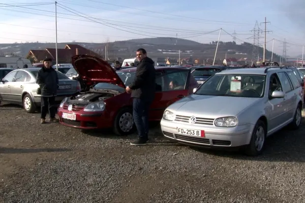 Guvernul  se joacă cu nervii posesorilor de mașini:"Uite taxa, nu e taxa!"