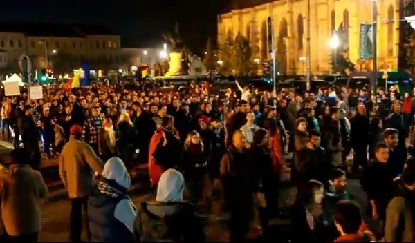 Proteste și în țară. Sute de oameni au ieșit în stradă la Cluj