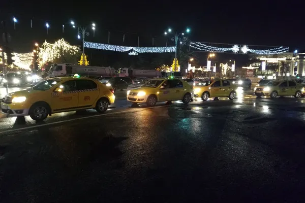 Taximetriștii protestează în fața Guvernului  FOTO & VIDEO