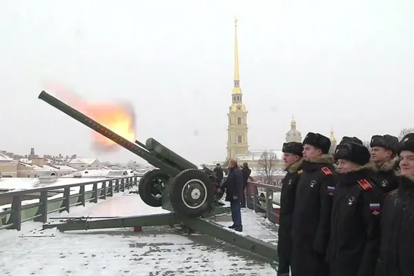 ”Soldatul total” Vladimir Putin trage cu tunul la Sankt Petersburg - VIDEO