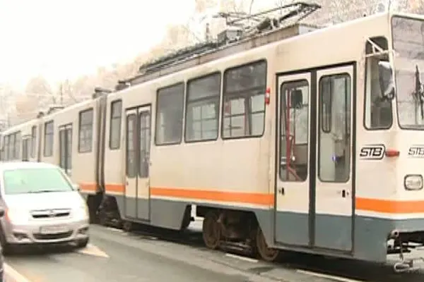 Accident mortal în Bucureşti, un bărbat a fost împins în faţa tramvaiului (VIDEO)