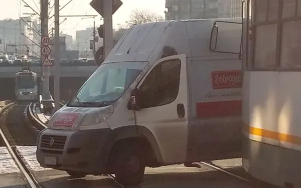 Accident pe linia tramvaiului 41. Circulaţia, blocată