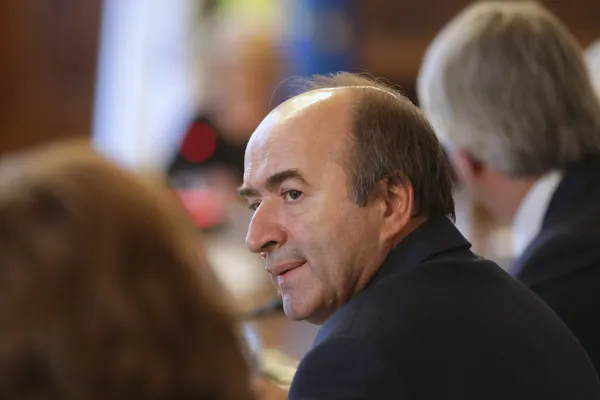 Suspans la Guvern, va trece azi Ordonanţa care aruncă justiţia în aer?