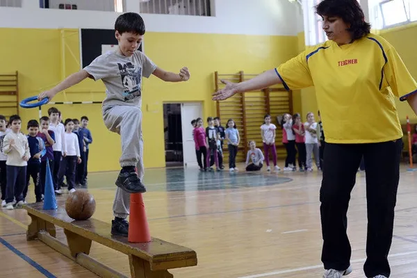Orele de sport, pasate de la profesori la învățători? Sindicatele amenință cu proteste