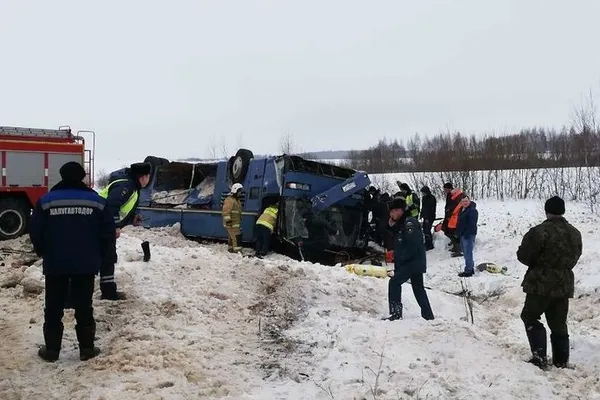 Accident de maşină îngrozitor: cel puţin 7 morţi şi 32 de răniţi. Mulți copii printre victime