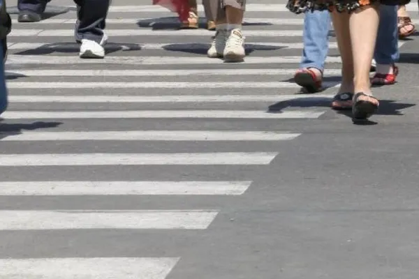 Doi pietoni, bătuţi pentru că au traversat neregulamentar