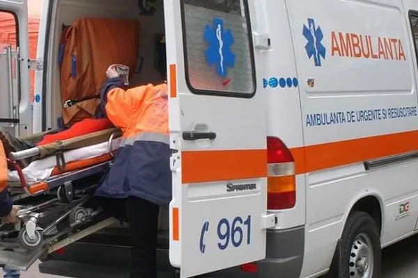 Accident groaznic în Zalău. O fetiță în vârstă de 12 ani a murit după ce a căzut dintr-un microbuz