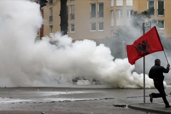 Proteste în Albania. Câteva persoane au încercat să intre în clădirea guvernului