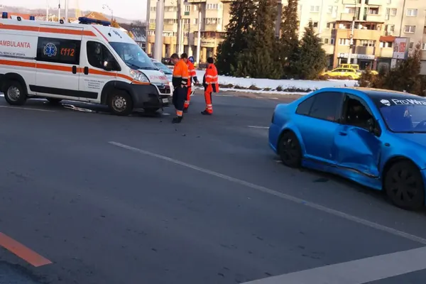 O ambulanță a fost implicată într-un accident