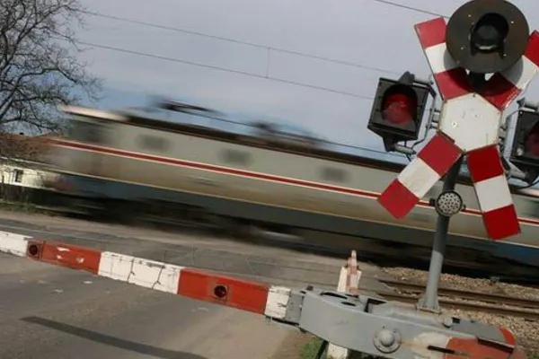 Accident GRAV cu 3 mașini la o trecere de cale ferată. Patru victime