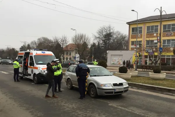 O femeie a fost lovită în plin pe o trecere de pietoni
