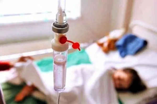O fetiță a ajuns la spital după ce a băut accidental benzină