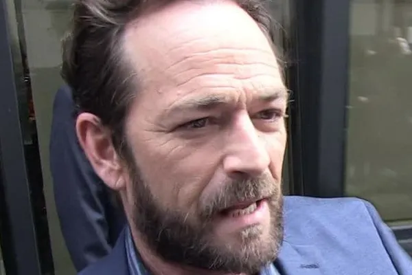Starul din Beverly Hills, Luke Perry, a suferit un accident vascular masiv. Starea actorului