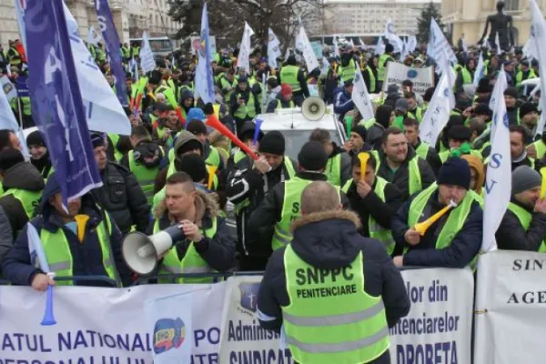 Polițiștii și angajații din penitenciare protestează, la Craiova. „Muncă egală, plată egală”