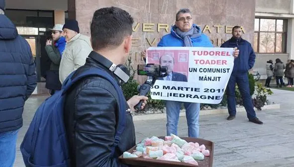 Tudorel Toader, așteptat la Timișoara cu proteste și o tavă cu rahat