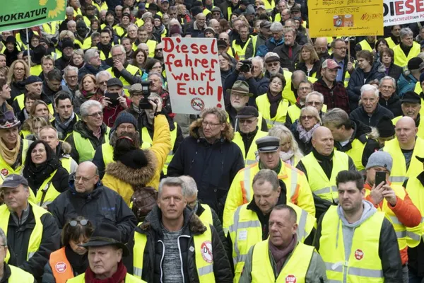 Vestele galbene ies la protest și în Germania. Motivul: interzicerea motoarelor diesel