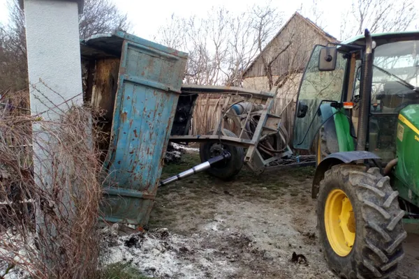 Realitatea de Sibiu: Copil de patru ani, prins sub remorca unui tractor, în stare gravă