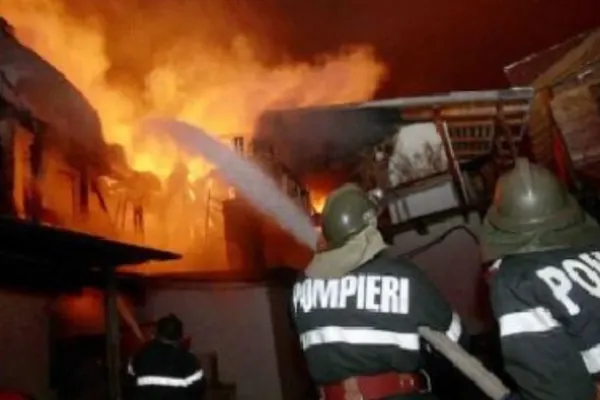 Incendiu puternic la un restaurant din Râmnicu Vâlcea. Zeci de persoane au fost evacuate
